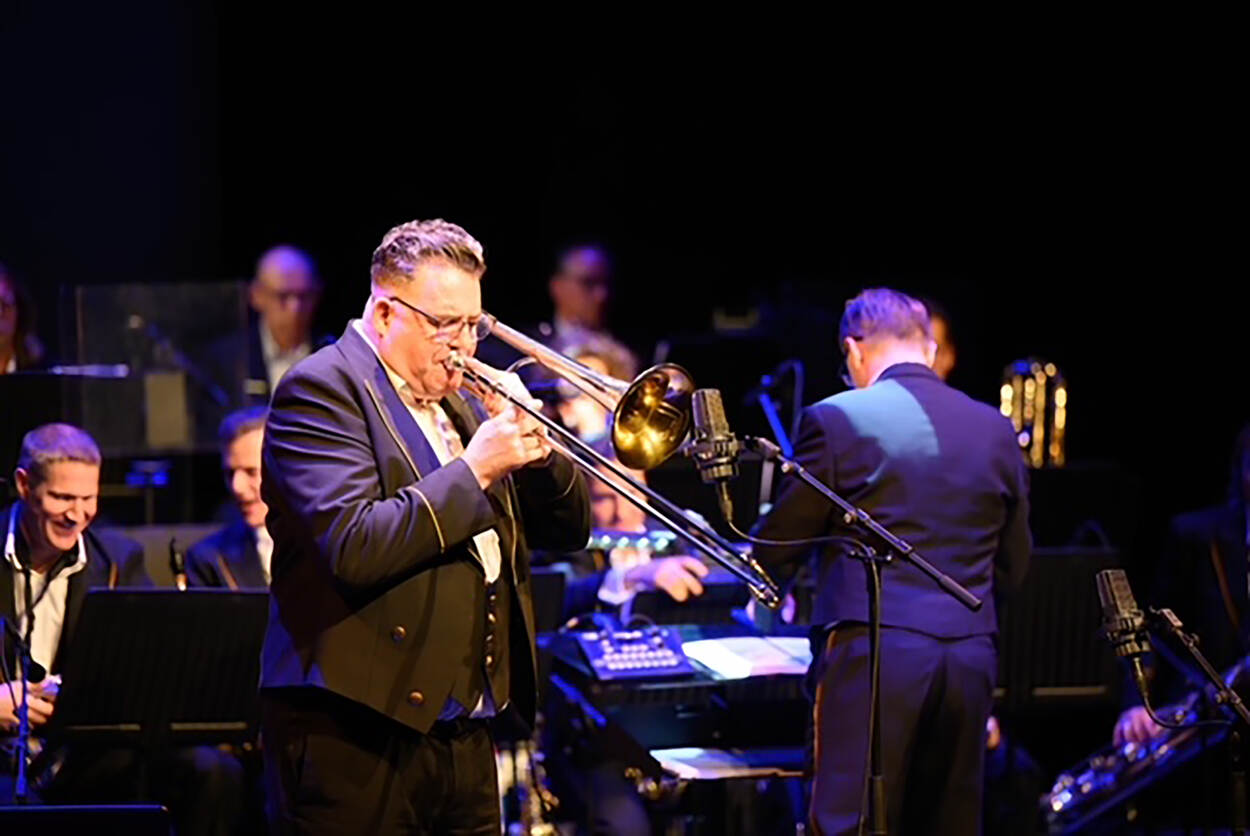 Een muziek met de rest van het orkest op de achtergrond