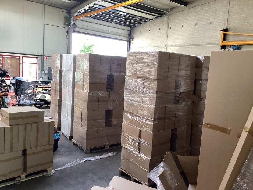 Dozen met illegale sigaretten op pallets in de loods in Someren.