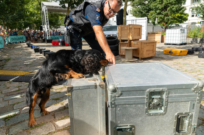 Speurhond Joey laat zien hoe hij zijn werk doet