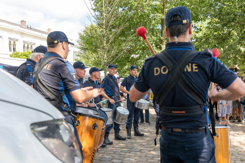 Douane orkest speelt bij de stand