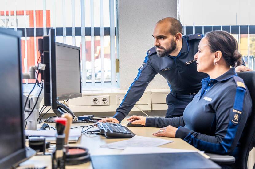 Douaniers achter een computer controleren administratie