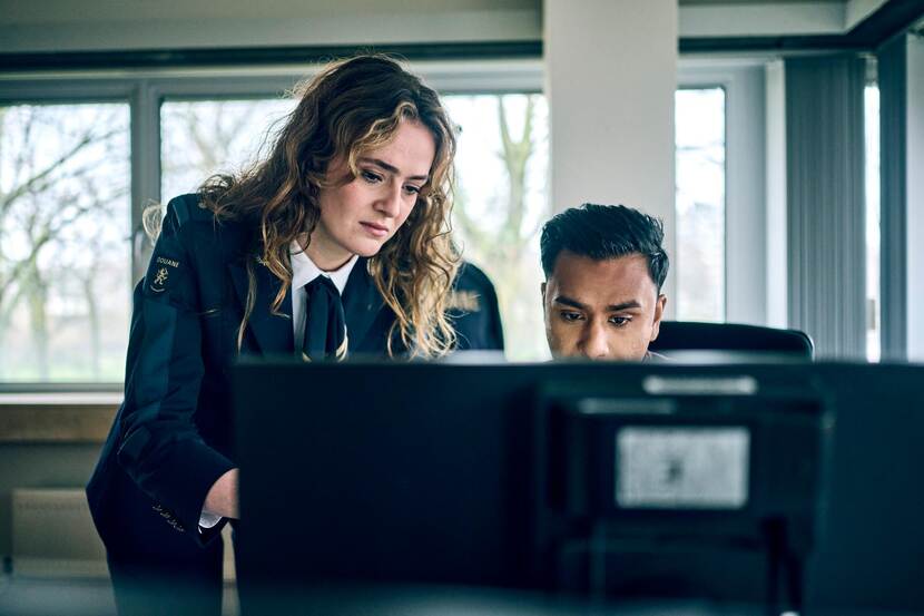 Douanemedewerkers kijken op een computerscherm