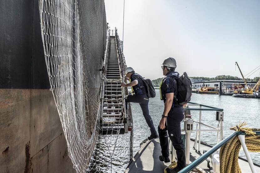 2 duikers van de Douane gaan aan boord van een schip